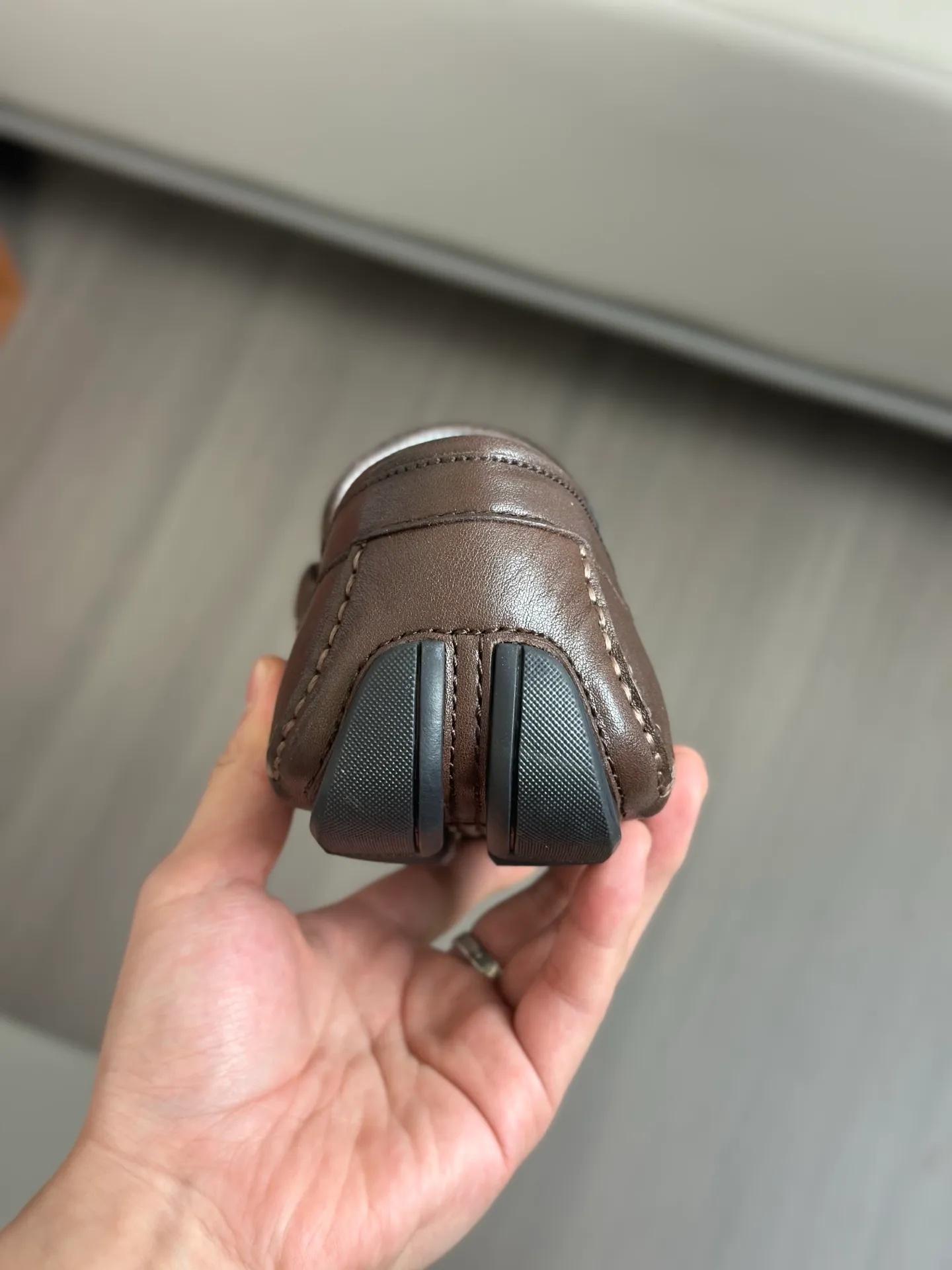 Batch 840, original order quality, new counter model, Ferragamo handmade men's driving shoes, bean shoes, slip-on shoes, lazy shoes, exquisite hand-stitching, workmanship details comparable to counters, original rubber outsole, imported cowhide from Italy, pressed water corrugated water-dyed cowhide lining, 39-44 large quantities in stock (38, 45 custom-made, non-refundable)